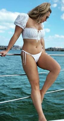 Hollie Brennan aus Manchester im Bikini