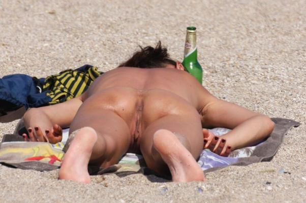 photos cachées sur une plage nudiste