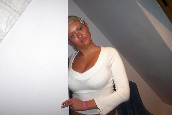 Salope blonde aux gros seins