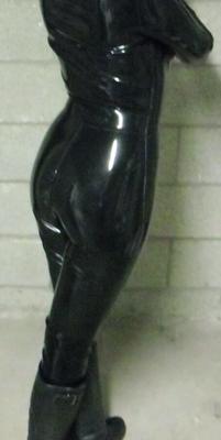 Catwoman in Latex gefesselt