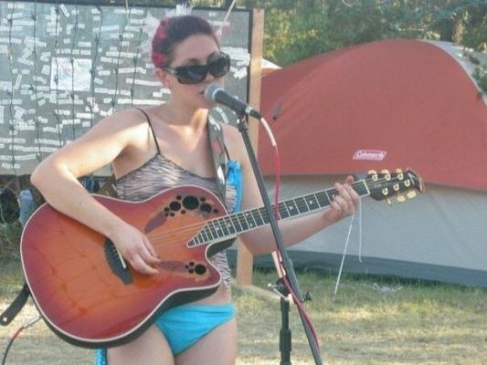 une salope chanteuse/compositrice nue lors de festivals