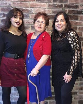 Mi mamá, mi abuela y mi hermana.