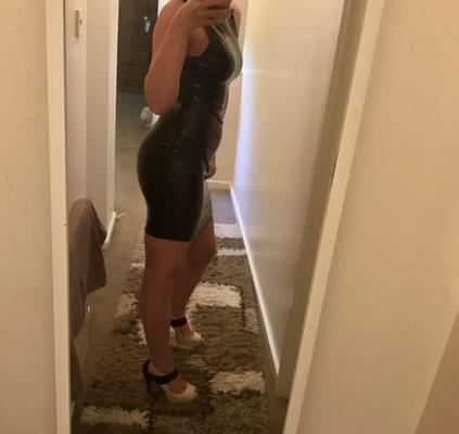 Pequeña puta hotwife del Reino Unido vestida para follar en pvc y lencería