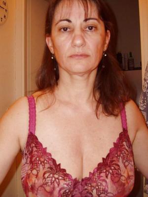 - PERRA MORENA CALIENTE DE TETAS GRANDES