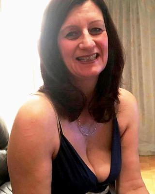 Amanda, une MILF britannique aux cheveux noirs et matures, a de jolis seins.