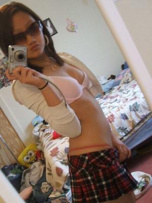 ASIAN GIRL - DOES SELFIES