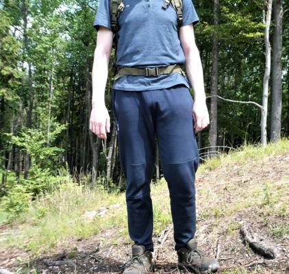 Junge im Wald - Ausflug