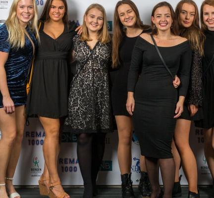 Plus d'étudiants de la cérémonie de remise des prix en collants