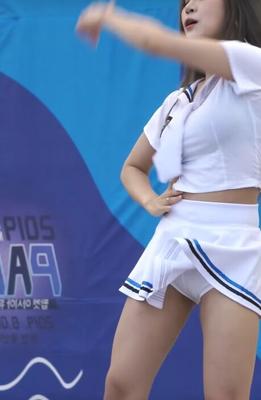 Der koreanische Star Bomi liebt es, ihre sexy weißen Höschen zu zeigen