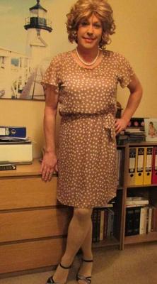 Nicola im braunen Polka-Dot-Kleid