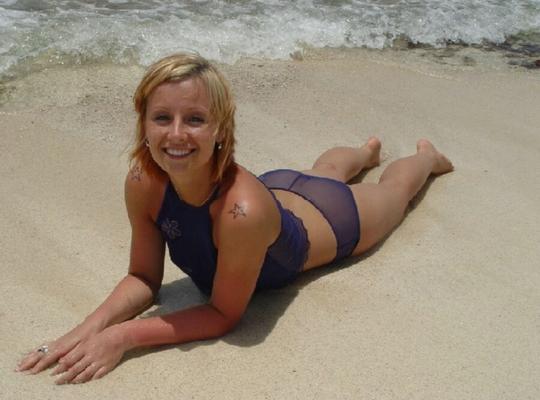 Heiße reife Blondine am Strand