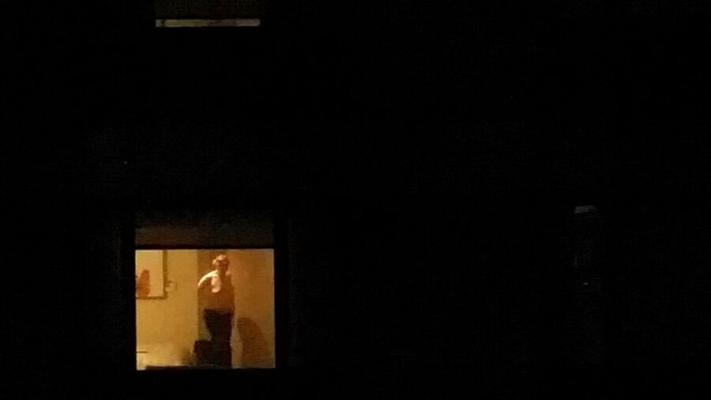 Voyeur dans une chambre d'hôtel