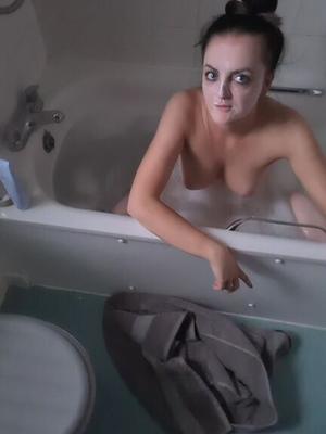 Nicole in the bath