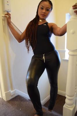 Tamera en leggings et maillot de bain en cuir