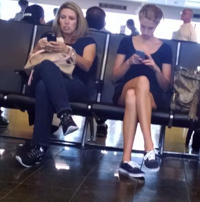 Mamá e hija en el aeropuerto