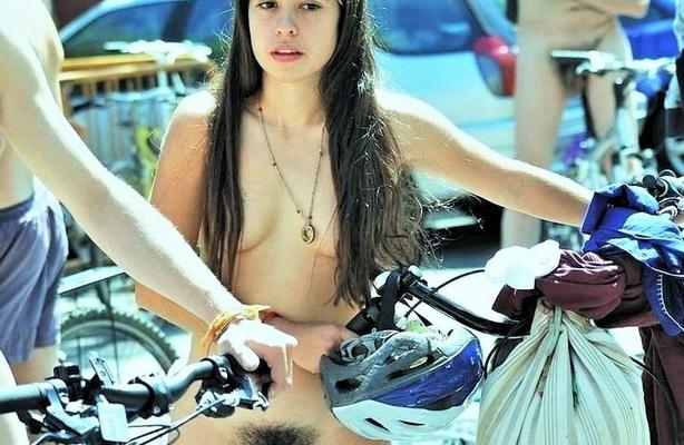 El paseo en bicicleta desnudo del pueblo