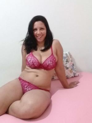 Simone exibindo o corpão em Lingerie