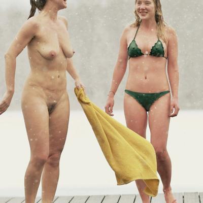 WinterSwim (maman nue, fille en bikini)