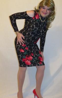 Crossdresser im schwarzen Rose-Cold-Shoulder-Kleid