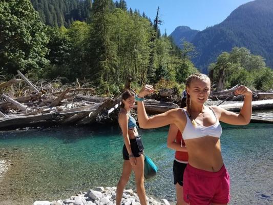 Filles du lac de montagne