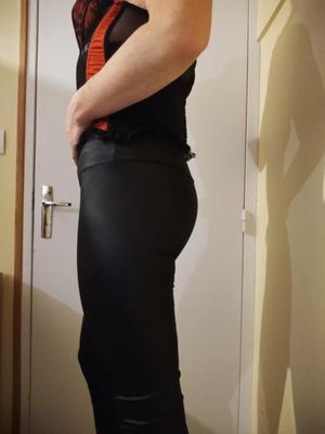 Glänzende Leggings für eine französische Sissy-Schlampe