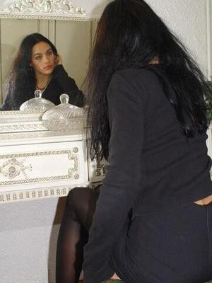 fille russe aux cheveux noirs en collants noirs