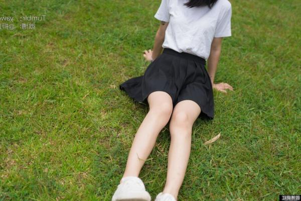 Une fille asiatique s'expose dans un parc public