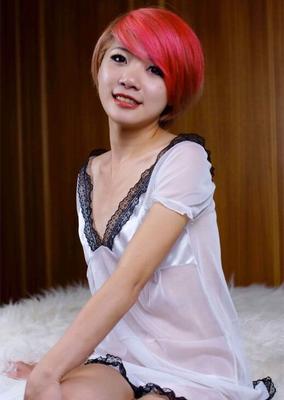 Petite mannequin asiatique aux cheveux teints en rouge