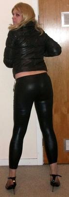 Sissy Chav em leggings pretas brilhantes