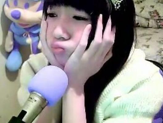 Une jolie camgirl chinoise qui chante