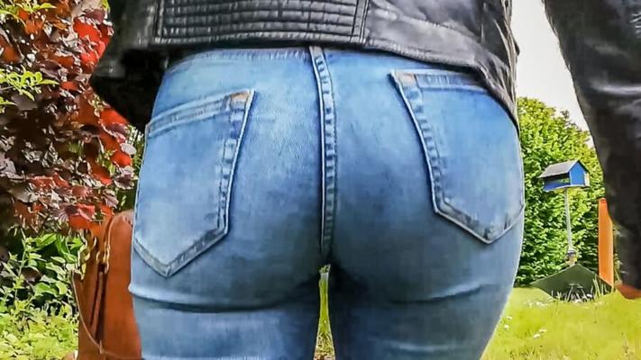 Sincero Adolescente Andando Cuzinho Apertado em Jeans