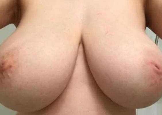 Regardez cette superbe paire de seins blancs