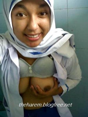 Enfermera de Tudung mostrando tetas en el trabajo