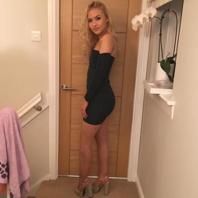 Rachel - Plastic Instagram bimbo shows off her body