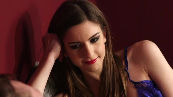 Der britische Pornostar Stella Cox hat eine doppelte Gesichtsbehandlung