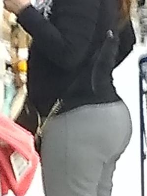 Gran CULO Latina Milf Casada Colombiana trabaja en la tienda de segunda mano