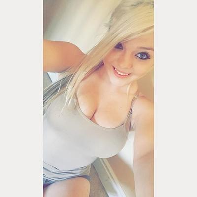 Große Titten Amateur Blondiewondie (Pro Gamer)