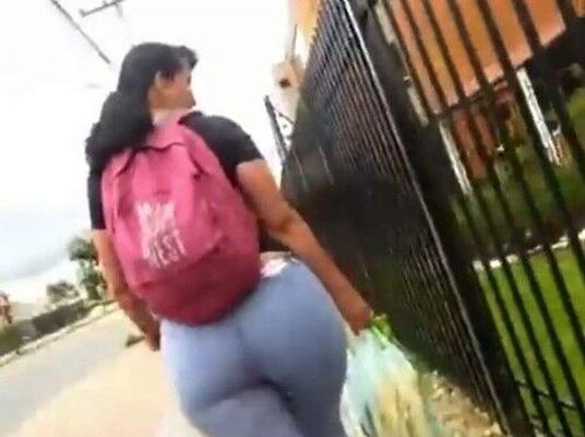 Jeans sin bolsillo con culo de milf latina redonda y gruesa sincera (HERMOSO)