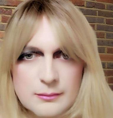 Moi en tant que Sissy Fagot Oksana (remodelage de FaceApp)