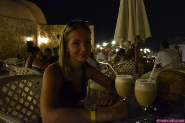 La blonde allemande Sarah fait des vacances en Espagne