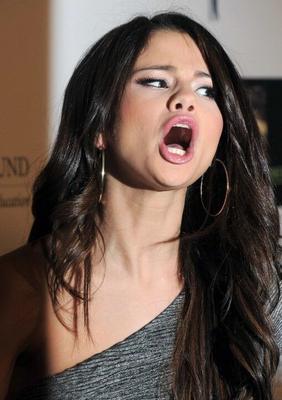 Sperme dans la bouche de Selena Gomez