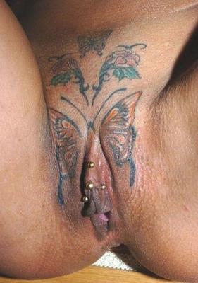 Chatte gepiercte et tatouée