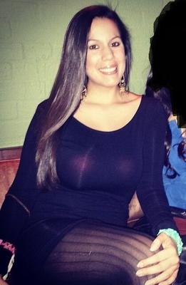 ¿Cómo te follarías a esta latina de grandes tetas?