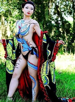 Yaya Han, une cosplayeuse asiatique aux gros seins