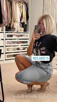 Heiße Instagram-MILF trägt einen vorne geschlitzten Jeansrock