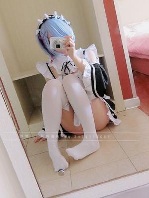 Re Zero - Hermoso y sensual cosplay de Rem ero