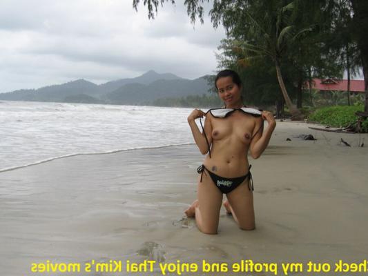 Thai Kim zeigt ihre kleinen Titten an einem Strand in Thailand