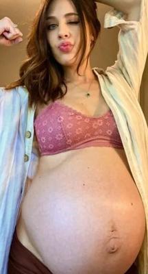 Ventre de femme enceinte sexy et gonflé