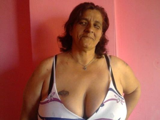 Abuela con tetas caídas fea follable (GILF sexy y caliente)