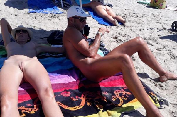 Férias Voyeur na praia de nudismo